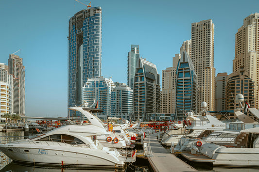 Haven in Dubai met daarachter sieradenwinkels
