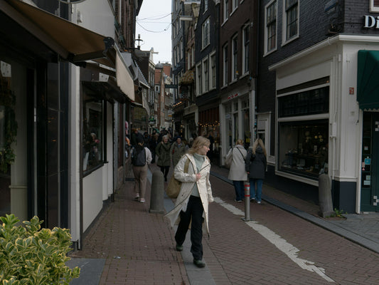 Winkelstraat met make-up en cosmetica winkels in Amsterdam