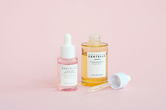 Close-up van een K-beauty product met Centella Asiatica-extract op een schone