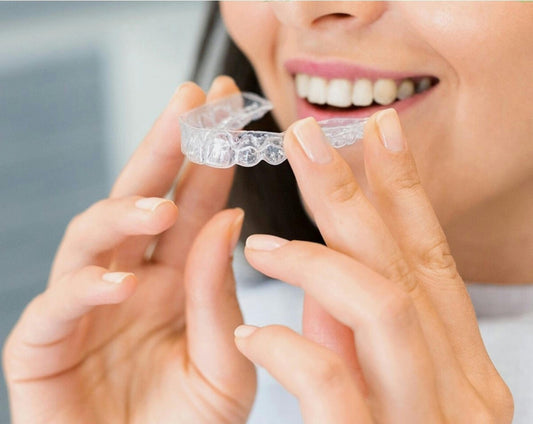 Vrouw met stralend gebit dankzij onzichtbare beugel van DrSmile x Impress