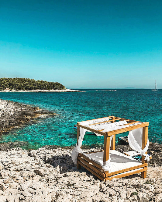 Exclusieve beach clubs in Dubrovnik met luxe ligbedden, cocktails en adembenemende uitzichten op de Adriatische Zee.