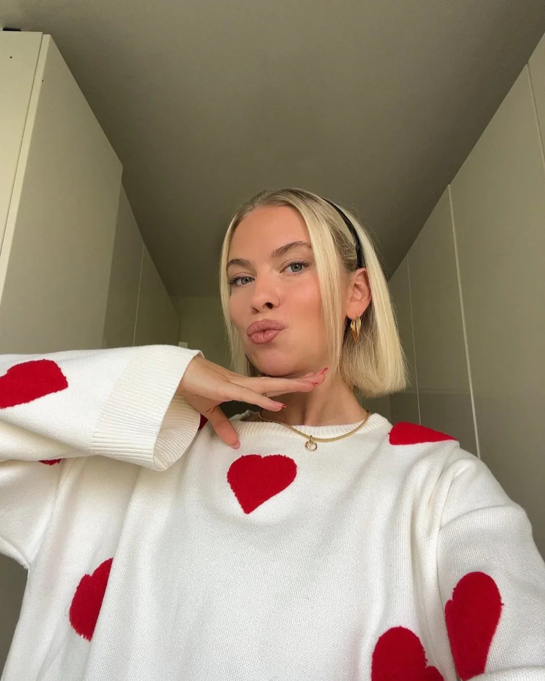 Emma Comfy Love Sweater - maglione accogliente con love scross -detail | Becker Amsterdam