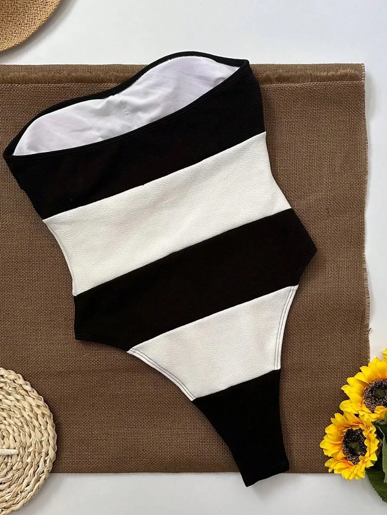 Off-shoulder baddräkt med ränder – högt snitt | Beckers Amsterdam