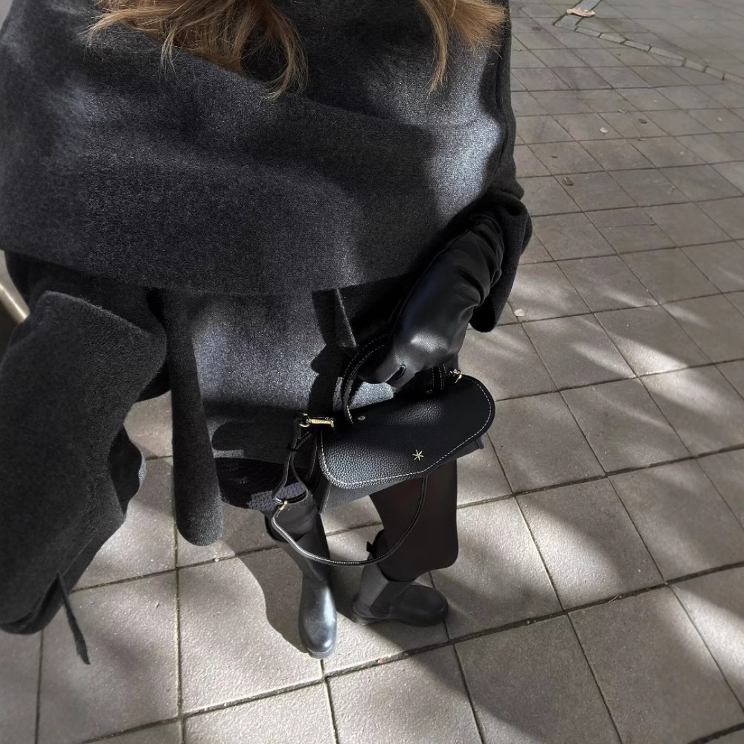 Isadora Structure Cape Coat - Stór Cape Mantel með lúxusbyggingu efni | Amsterdam Becker