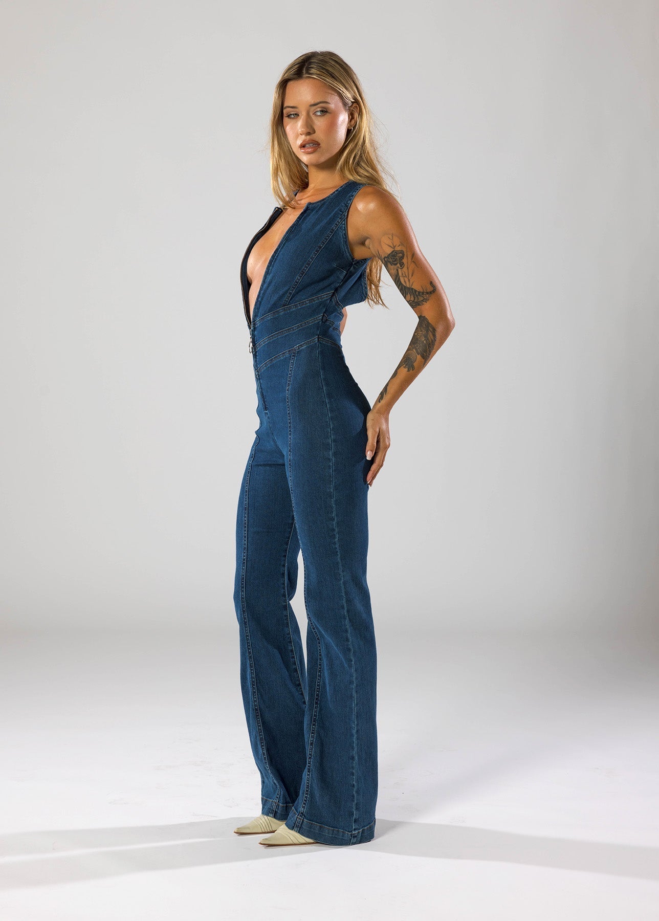 Sienna Denim Flare Jumpsuit - Figure accentuating with Diepev -Hals & Wide Leg | Becker’s Amsterdam