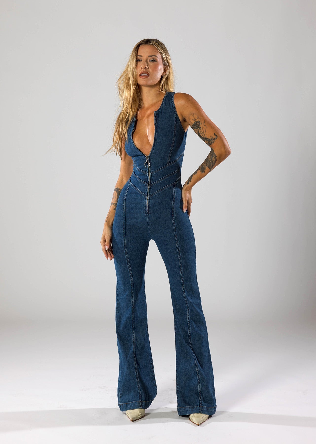 Sienna Denim Flare Jumpsuit - Figure accentuating with Diepev -Hals & Wide Leg | Becker’s Amsterdam