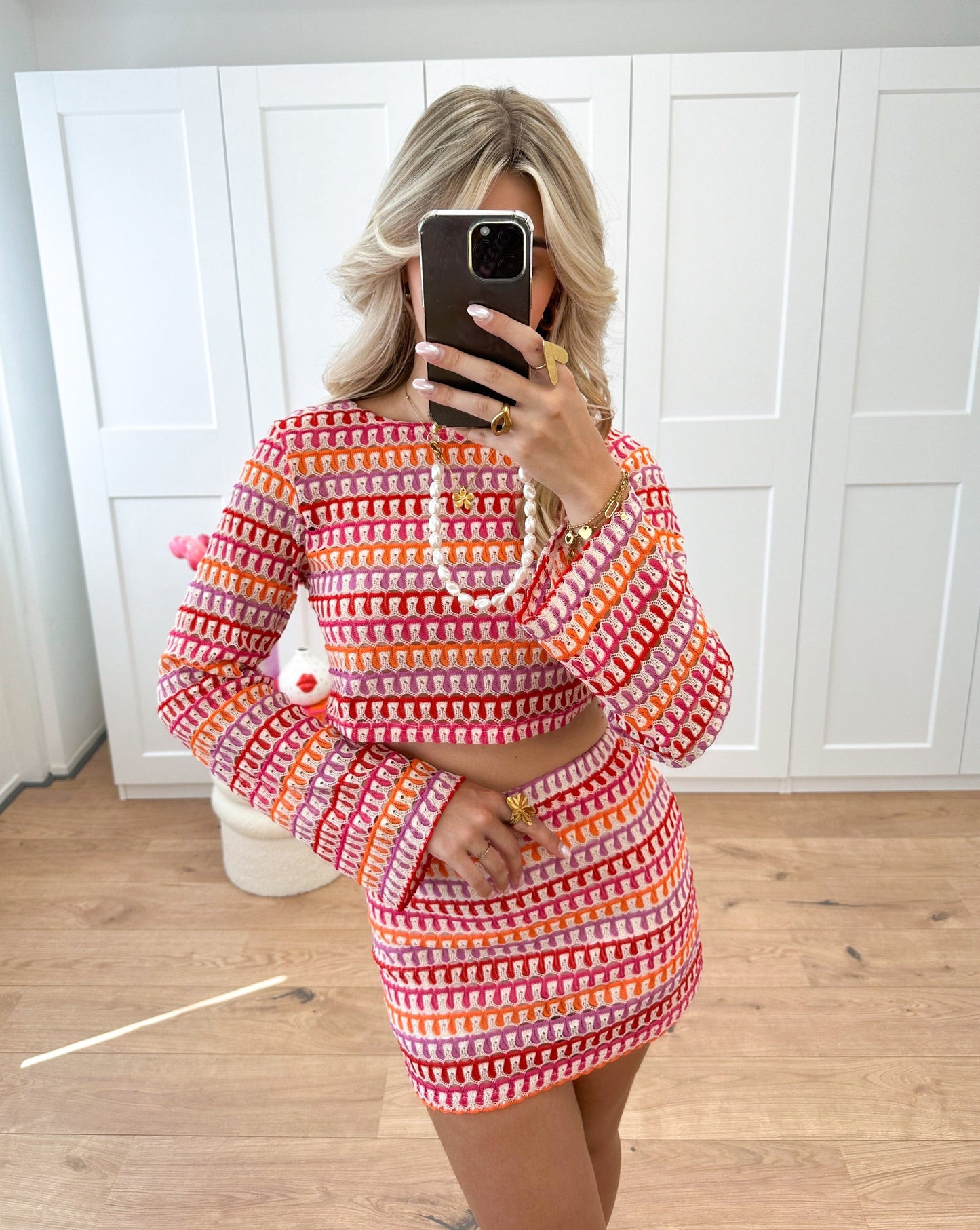 Model draagt Nora Textured Co‑Ord Set – lange mouwen crop top en high-waist minirok met rib- of structuurstof | Becker’s Amsterdam