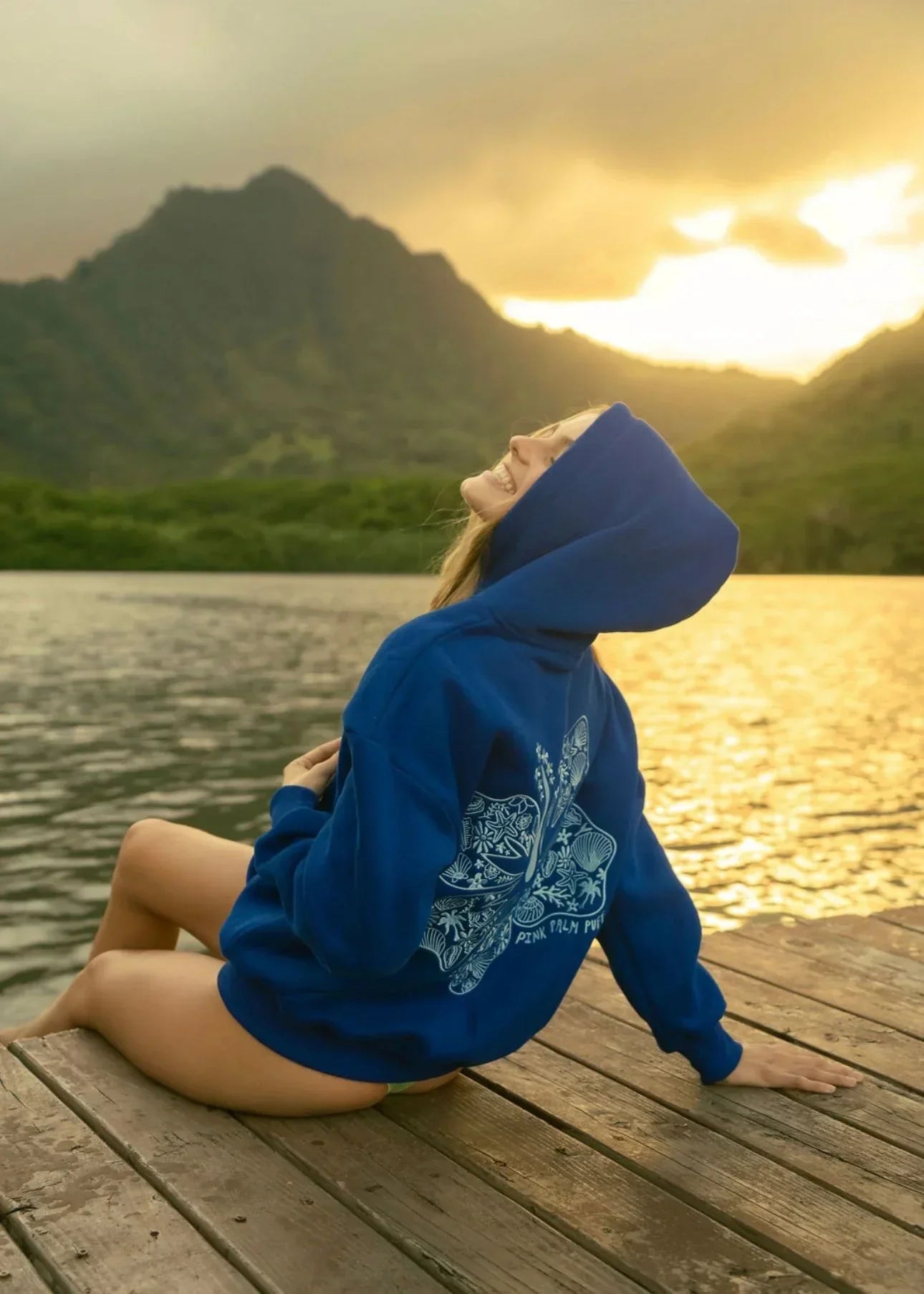 Flora Dream Hoodie - Mix di cotone in forma rilassata con stampa sul retro di fiori | Becker Amsterdam