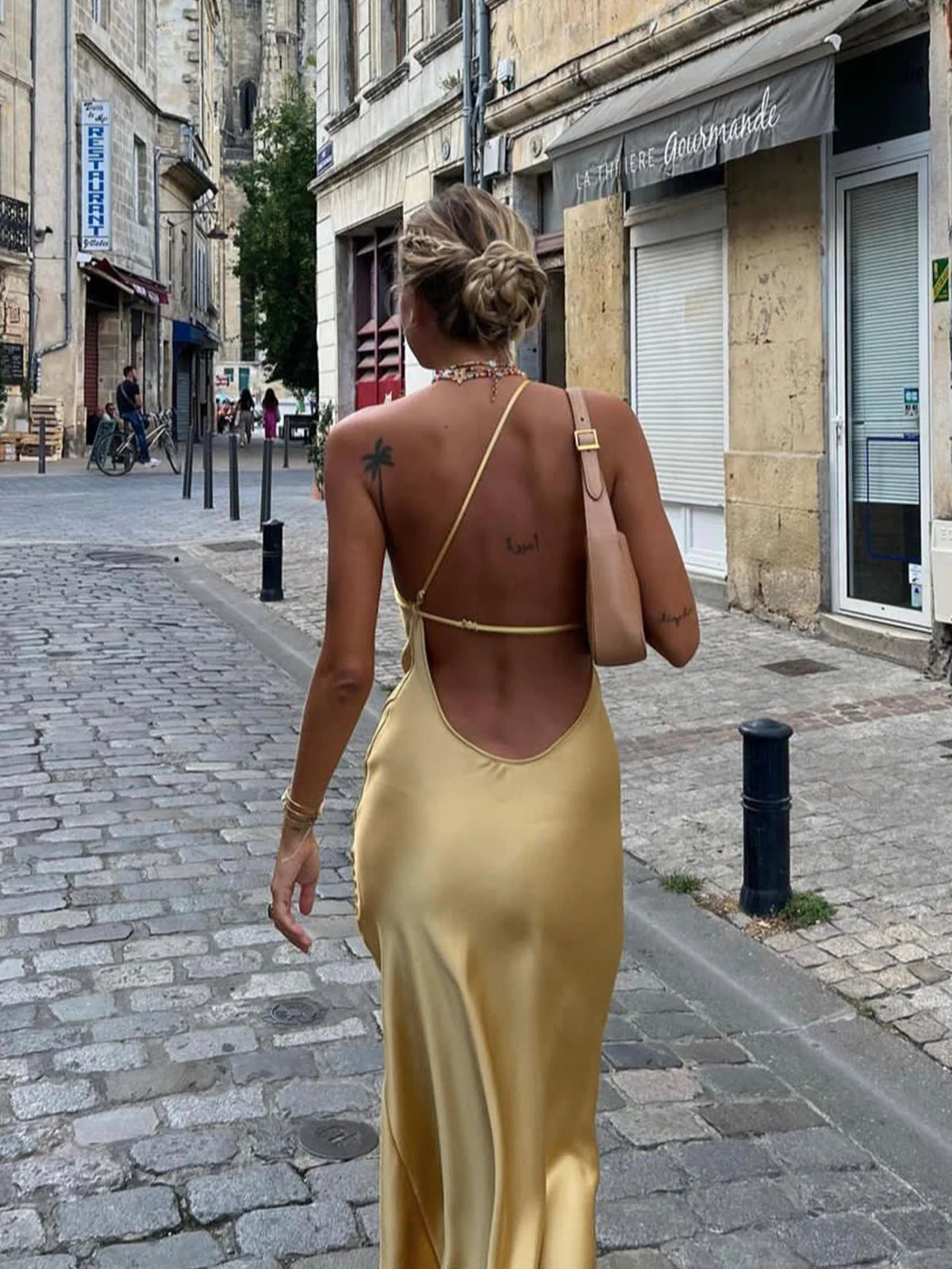 Becker's Amsterdam™ - Paris Guldskimrande Satäng Öppen Rygg Klänning