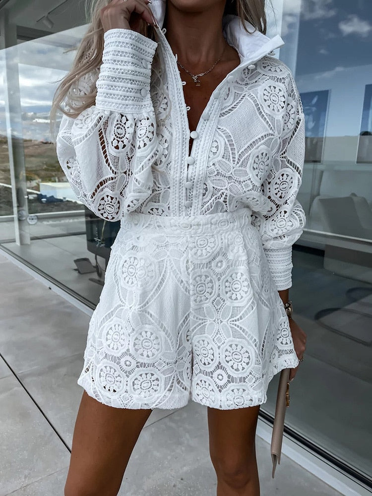 Luna Lace Lounge Set™ – dames kanten blouse met lange mouwen & hoge taille shorts in elegant kant van Becker’s Amsterdam