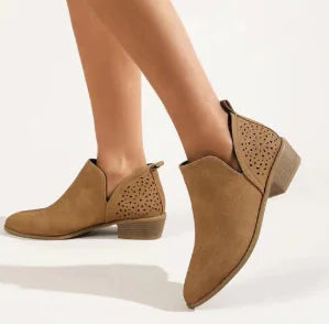 Detail van het uitgeholde patroon en PU-leer van de orthopedische damesschoen in koffiebruin.