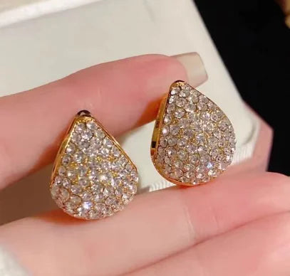 Elegante vergoldete Perlenohrringe mit kristallinem Effekt