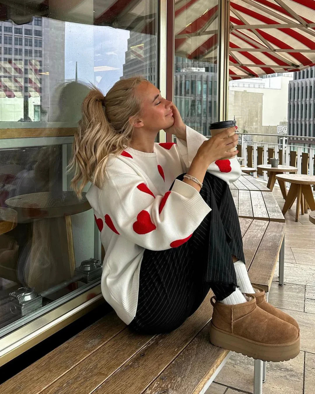 Draagt model de Emma Comfy Love Sweater met Rode Hartjes– zachte, oversized trui met liefdescross-borduursel | Becker’s Amsterdam