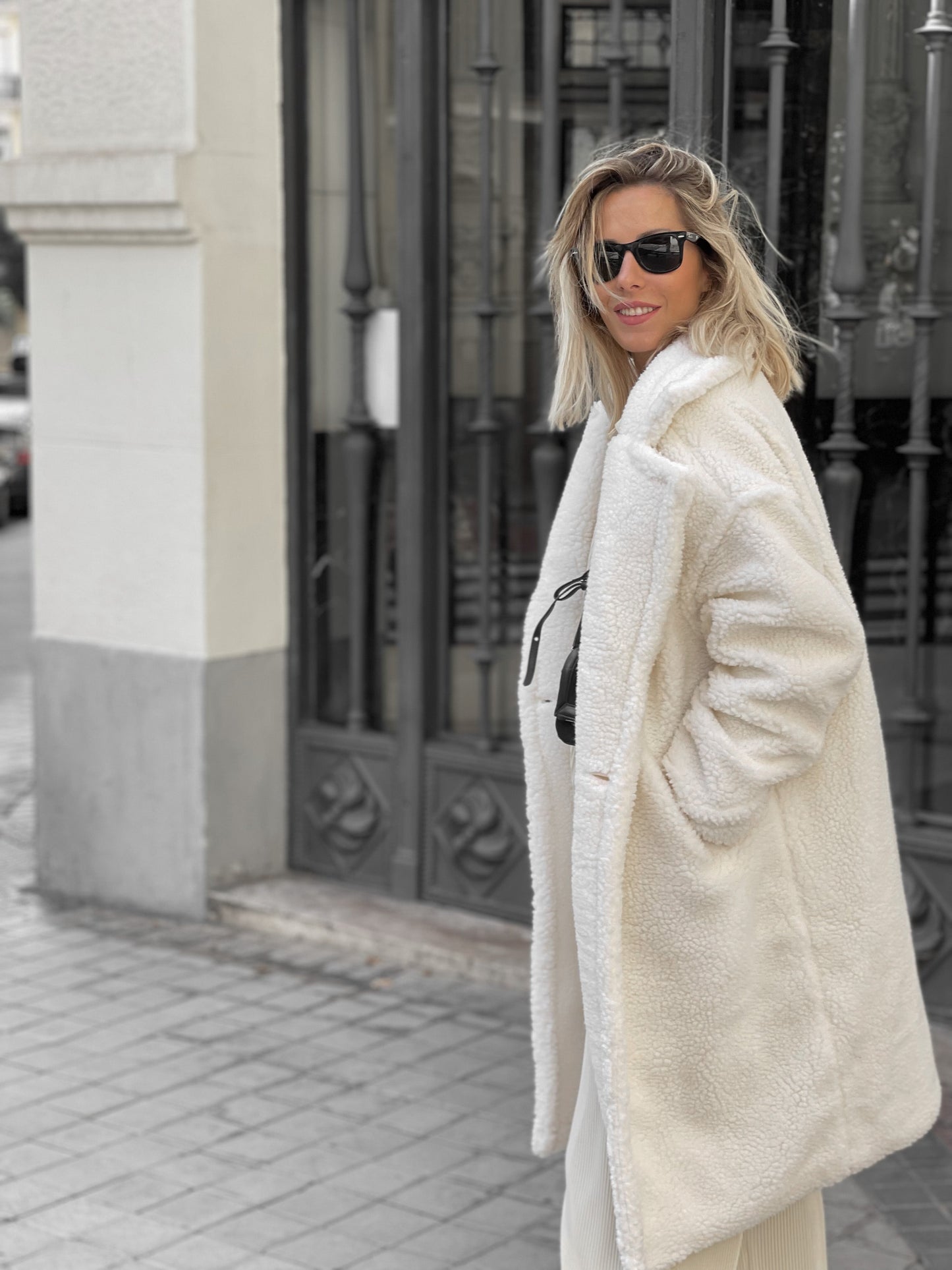 Isolde Snow Kunstpelzmantel – Langer weißer Damenmantel | Luxus & Eleganz