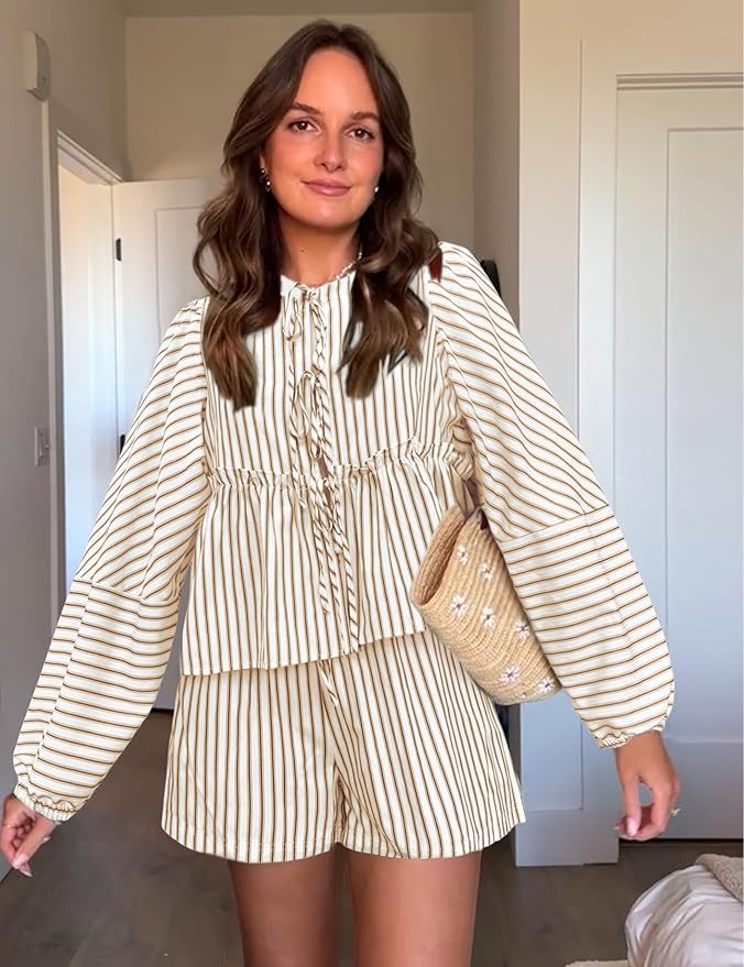 Model draagt Zina Striped Boho Set – gestreepte boho top met losse pasvorm en high‑waist shorts | Becker’s Amsterdam