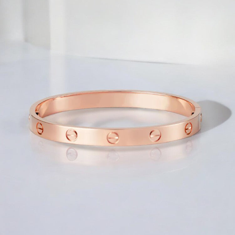 Minimalistische metalen unisex bangle met luxe schroefdetails | Becker’s Amsterdam
