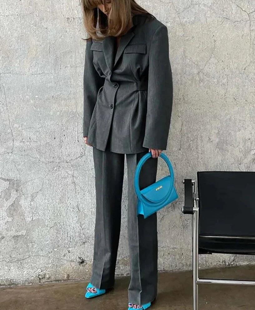 Vesper-Anzug – Trendiger dunkelgrauer Damenanzug | Professionell & Stilvoll