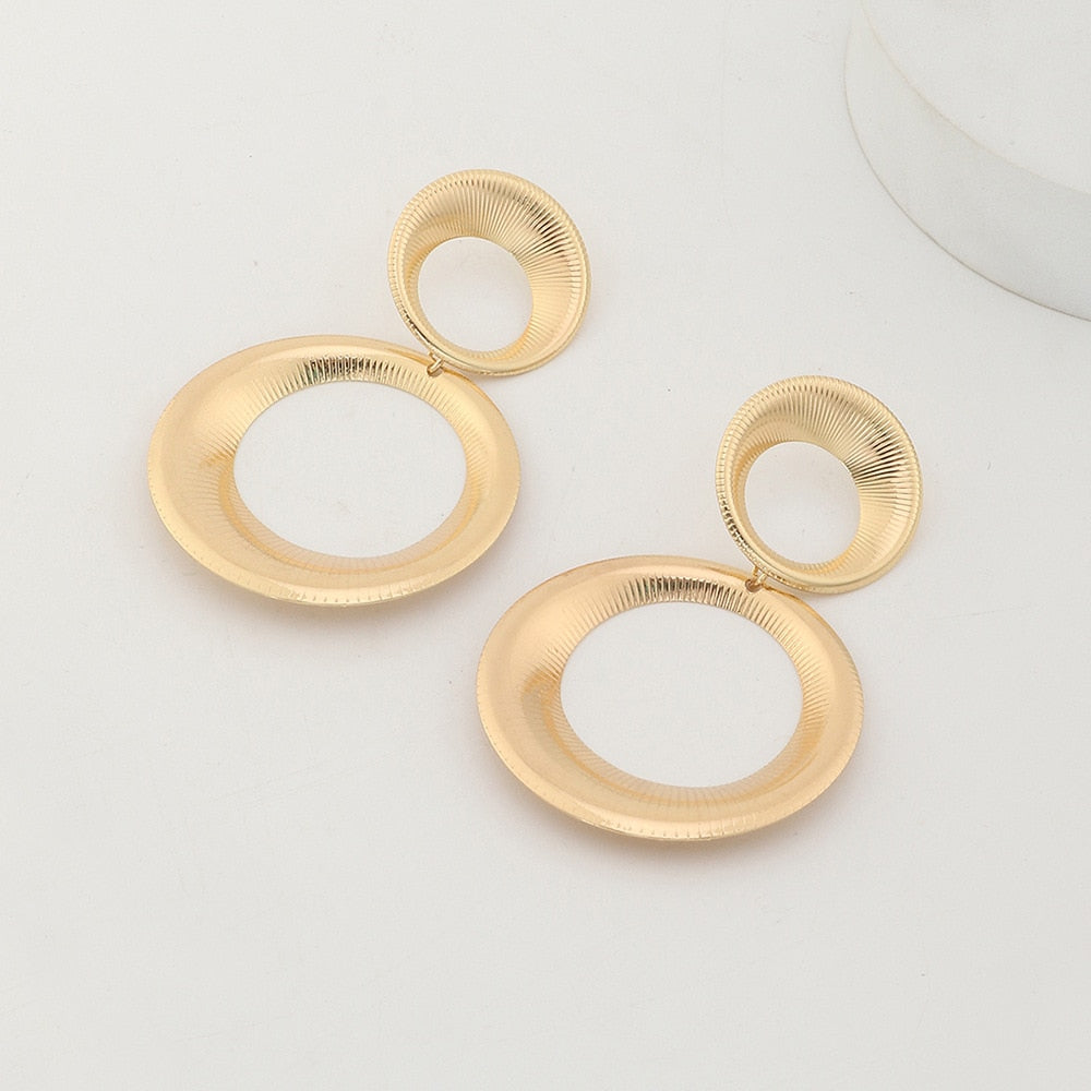 Vika 3D Goldfarbene Statement-Ohrringe – Zeitlos und schick | Beckers Amsterdam