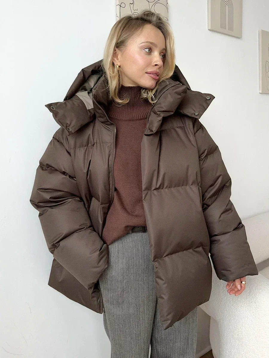 Model draagt Aurora puffer jas – oversized quilted jas met hoge kraag en capuchon | Becker’s Amsterdam