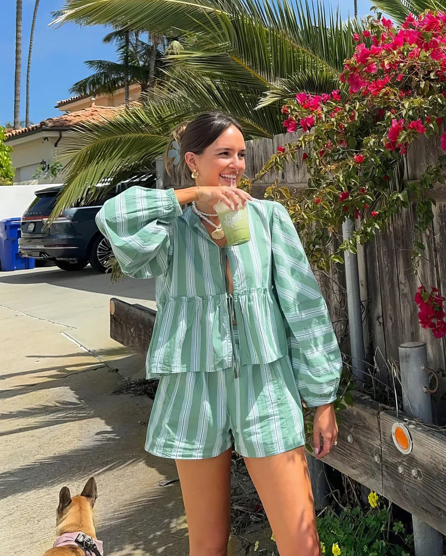 Model draagt Zina Striped Boho Set – gestreepte blouse met boho stijl en high-waist shorts met elastische taille | Becker’s Amsterdam