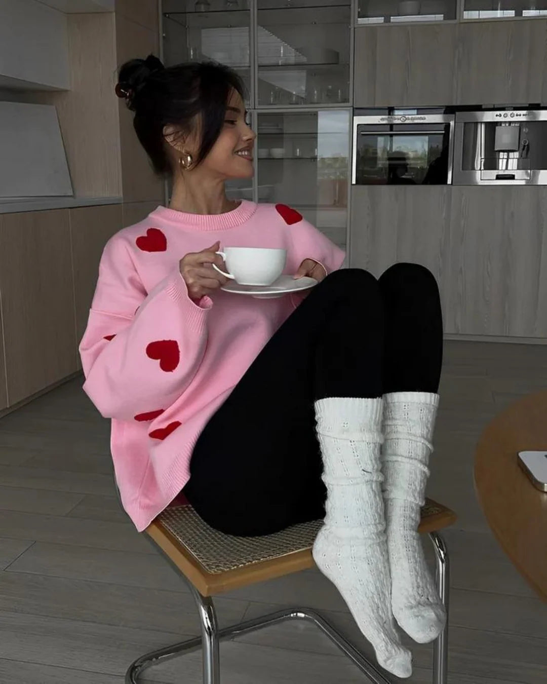 Emma Comfy Love Sweater - maglione accogliente con love scross -detail | Becker Amsterdam