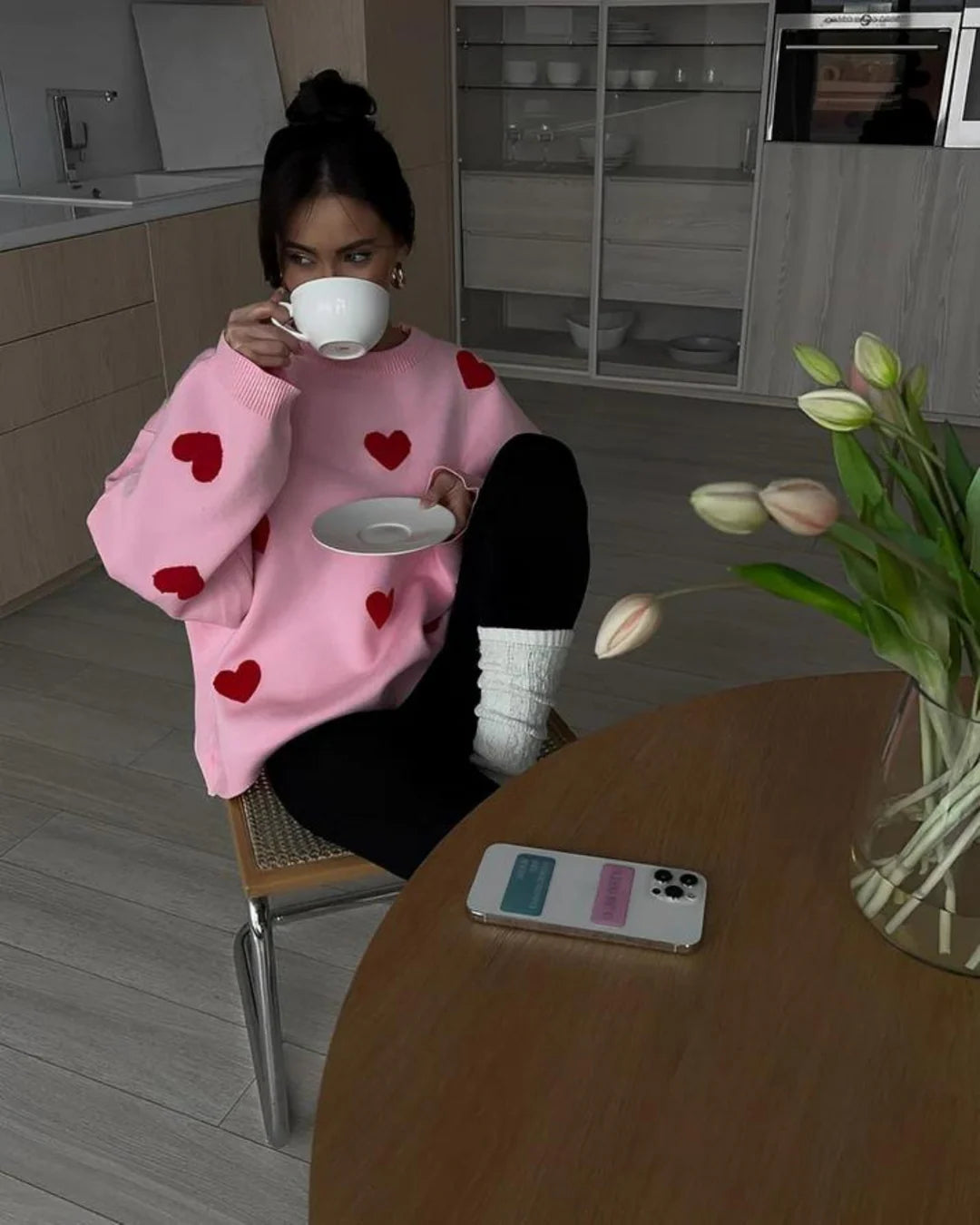 Emma Comfy Love Sweater - maglione accogliente con love scross -detail | Becker Amsterdam