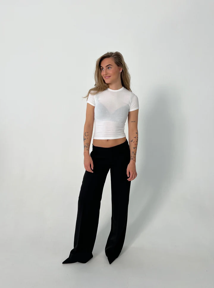 De Siena High‑Waist Wide Leg Broek van Becker’s Amsterdam biedt elegante wijde pijpen, een hoge taille en een comfortabele pasvorm met praktische zakken. Perfect voor zowel casual als office‑looks