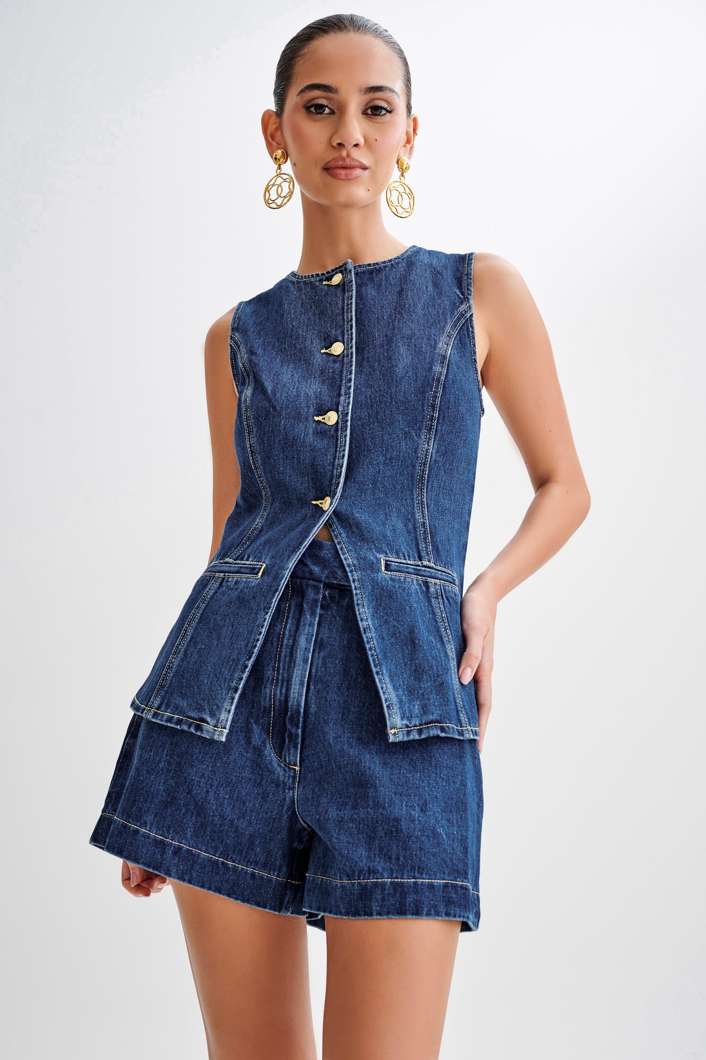 Denim Muse Co-ord™ – dames denim set met button-up top en high-waist shorts in donkerblauw, trendy co-ord van Becker’s Amsterdam