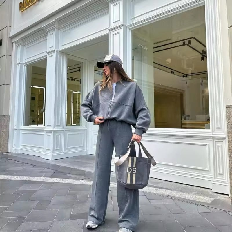 City Lounge Edit™ – dames tracksuit met relaxte fit en zachte stof voor een stijlvolle city-chic lounge look van Becker’s Amsterdam