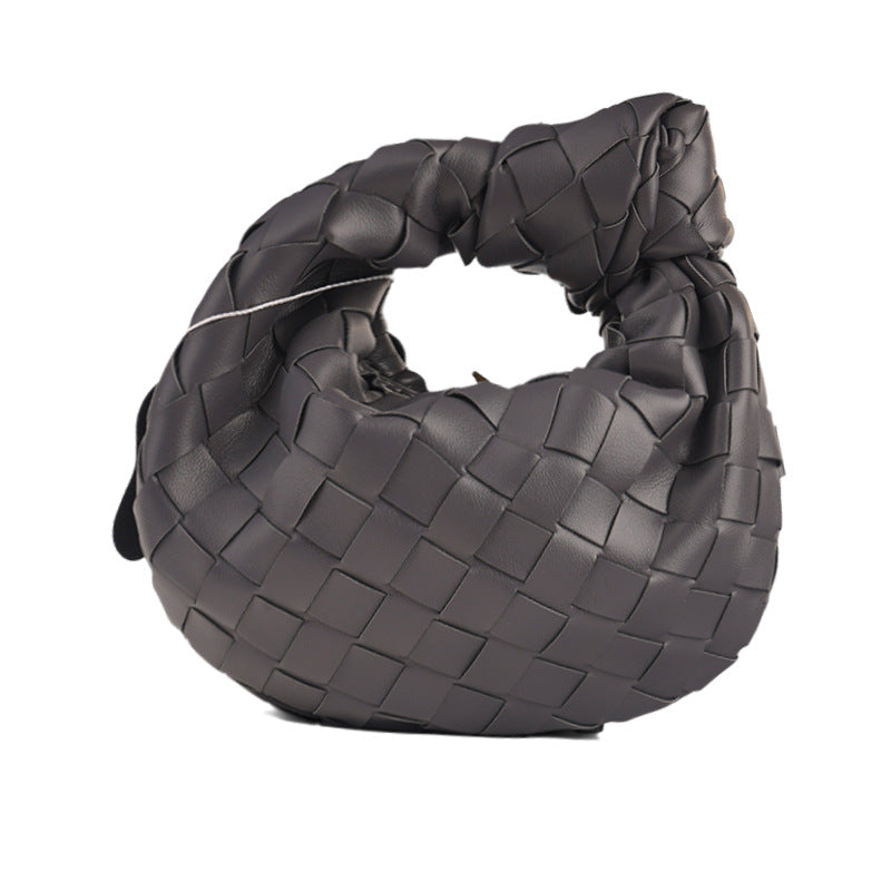 Borsa a mezzaluna intrecciata Luna - borsa in pelle intrecciata di lusso con bottoni -mano | Becker Amsterdam