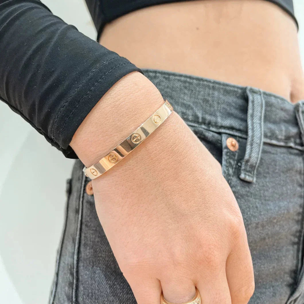 Kaíró Screw Bangle - Unisex Metal Bangle með lúxus skrúfum smáatriðum | Amsterdam Becker