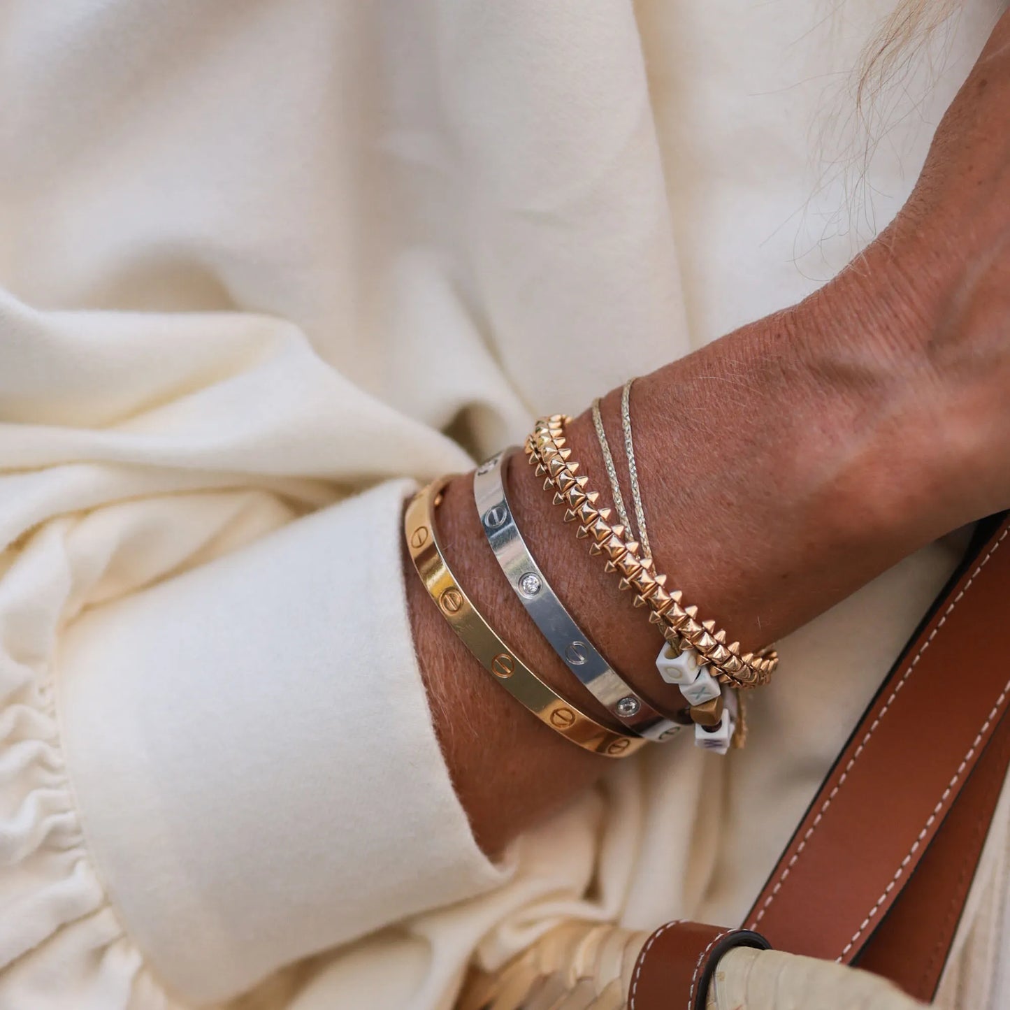 Kaíró Screw Bangle - Unisex Metal Bangle með lúxus skrúfum smáatriðum | Amsterdam Becker