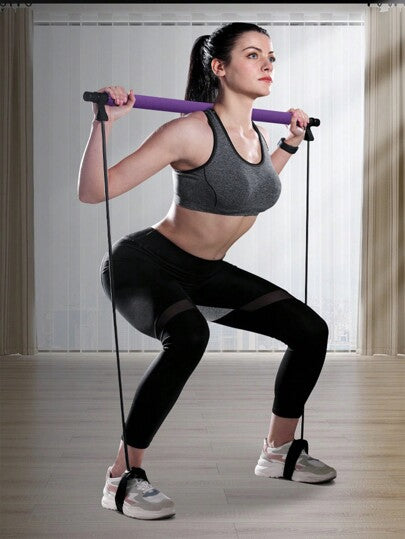 Vrouw gebruikt Paarse Pilates Bar