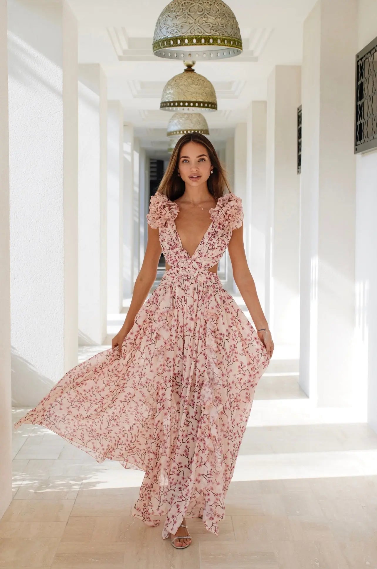 Vestido V -maxi de Flora Ruffle -Vestido máximo con mangas largas, V -neck & Flower estampado | Amsterdam de Becker