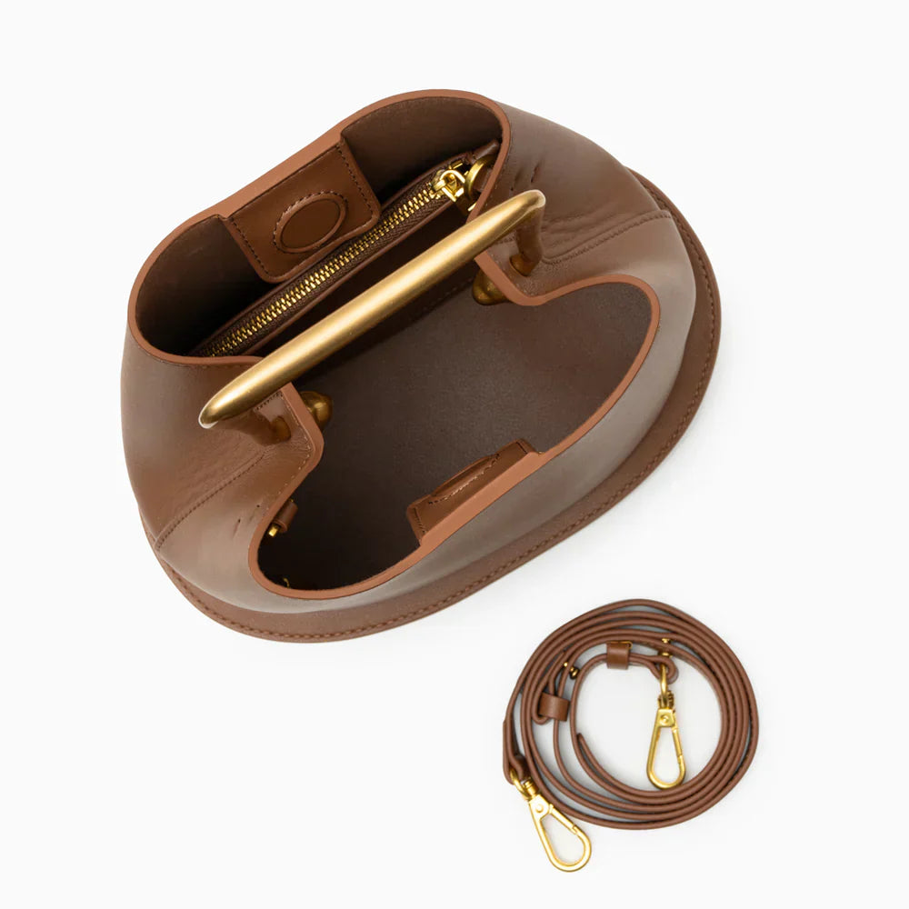 Rivelle™ Handtasche – Skulpturale Tasche aus veganem Leder mit goldenem Griff | Becker's Amsterdam™