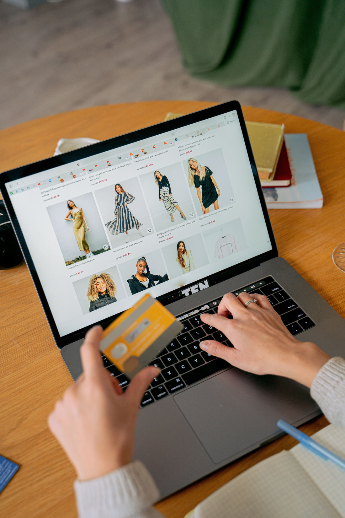 Vrouw shopt online bij Nederlandse dameskledingwinkels met stijlvolle modecollectie