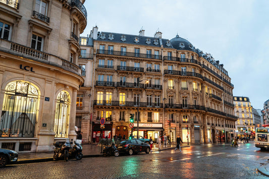 Luxe cosmeticawinkel in Parijs met make-up en skincare producten