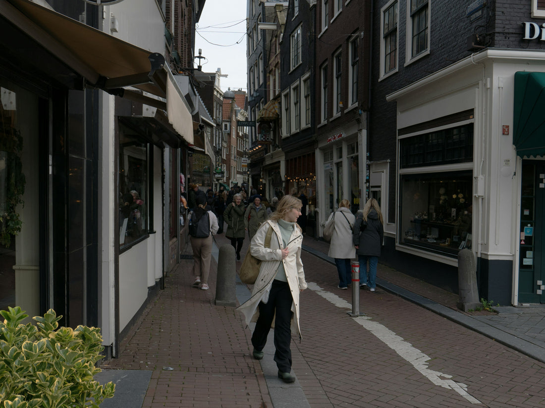 Winkelstraat met make-up en cosmetica winkels in Amsterdam