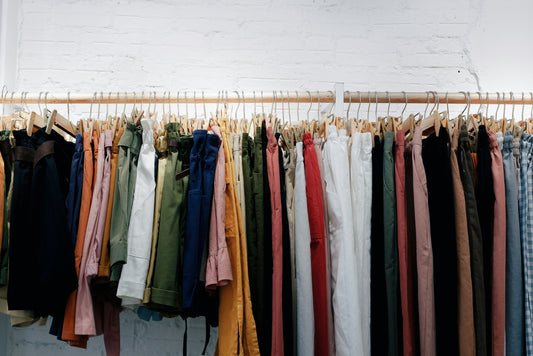 Rek met kleding in Almere