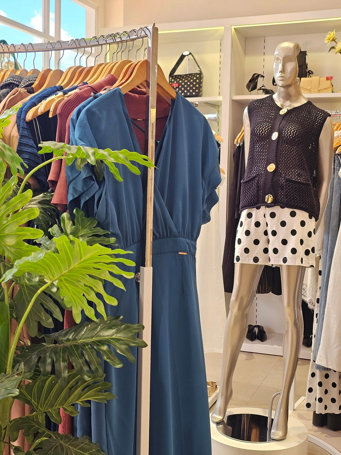 Vrouw draagt trendy zomerjurk uit de zomercollectie 2026 van Becker's Amsterdam
