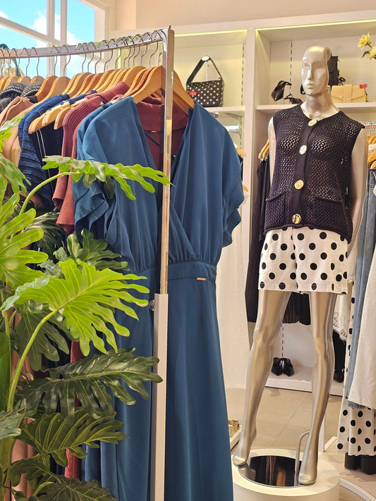 Vrouw draagt trendy zomerjurk uit de zomercollectie 2026 van Becker's Amsterdam