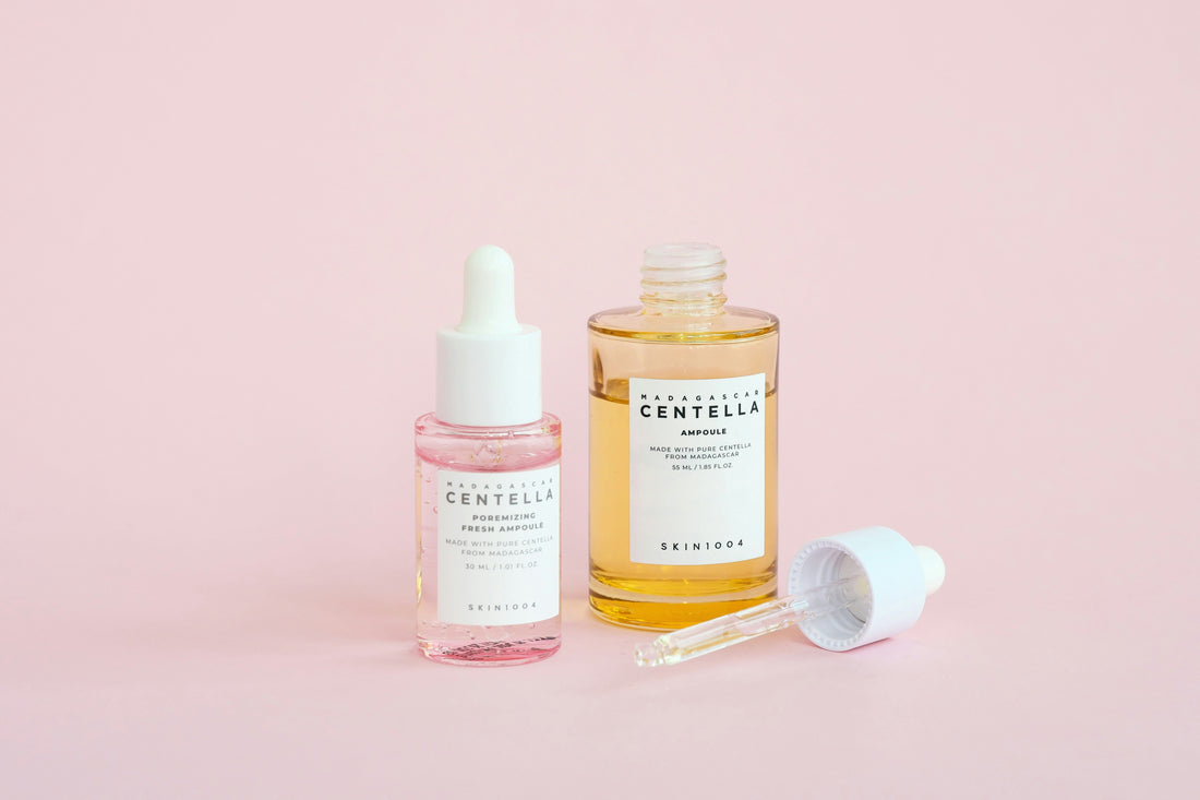 Close-up van een K-beauty product met Centella Asiatica-extract op een schone