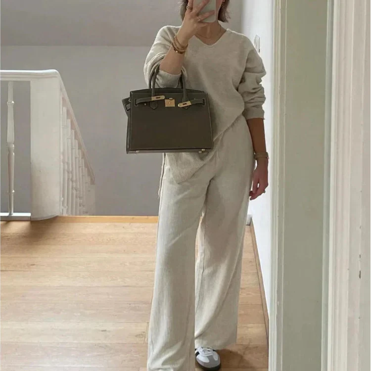 Luvienne Handbag van Becker’s Amsterdam – elegante vegan leren handtas met gouden details en moderne vrouwelijke uitstraling