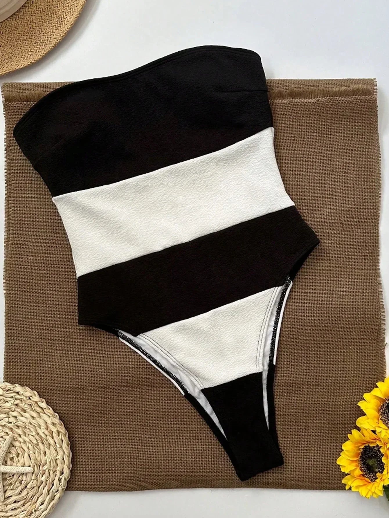 Off-shoulder baddräkt med ränder – högt snitt | Beckers Amsterdam