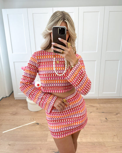 Model draagt Nora Textured Co‑Ord Set – lange mouwen crop top en high-waist minirok met rib- of structuurstof | Becker’s Amsterdam