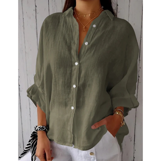 Vrouw draagt lichtgewicht dames blouse overhemd met lange mouwen in pastelgroen, elegant gestyled met een casual broek.