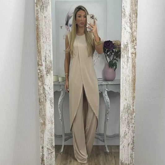 "Sevilla Tweedelige Elegante set voor vrouwen – tweedelige outfit met mouwloze top en wijde broek in abrikoos, gedragen door model."
