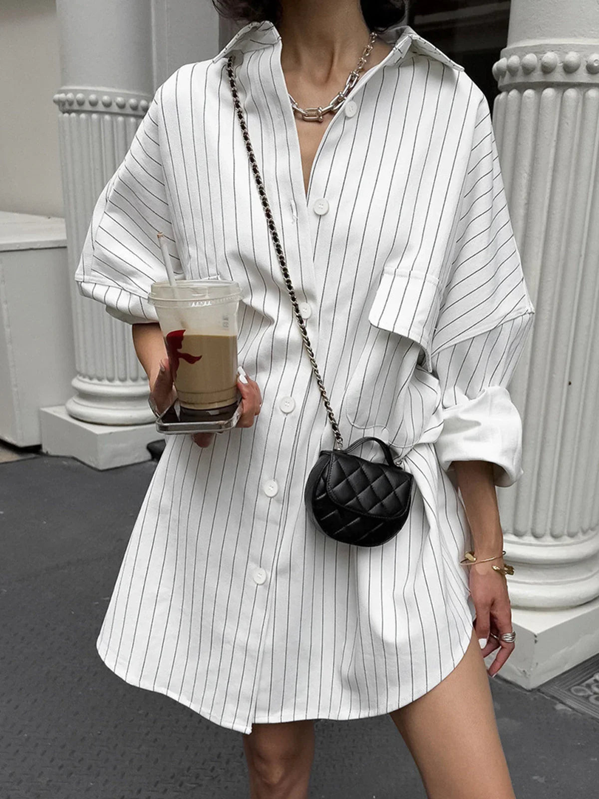 Vestido Camisa Oversized Branco Naéline – Casual Chique com Listras Elegantes | Amsterdã de Becker