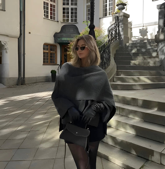 Ontdek de Isadora Structure Cape Coat van Becker’s Amsterdam: een oversized mantel in cape-model van structuurstof met elegante losse pasvorm. Ideaal voor elke stijlvolle (herfst)look.