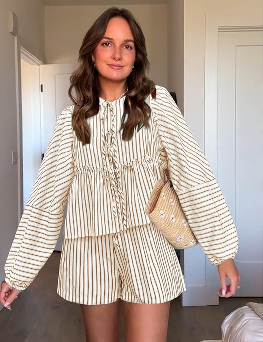 Model draagt Zina Striped Boho Set – gestreepte boho top met losse pasvorm en high‑waist shorts | Becker’s Amsterdam